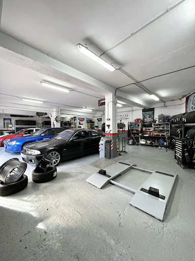 Taller Street Garage